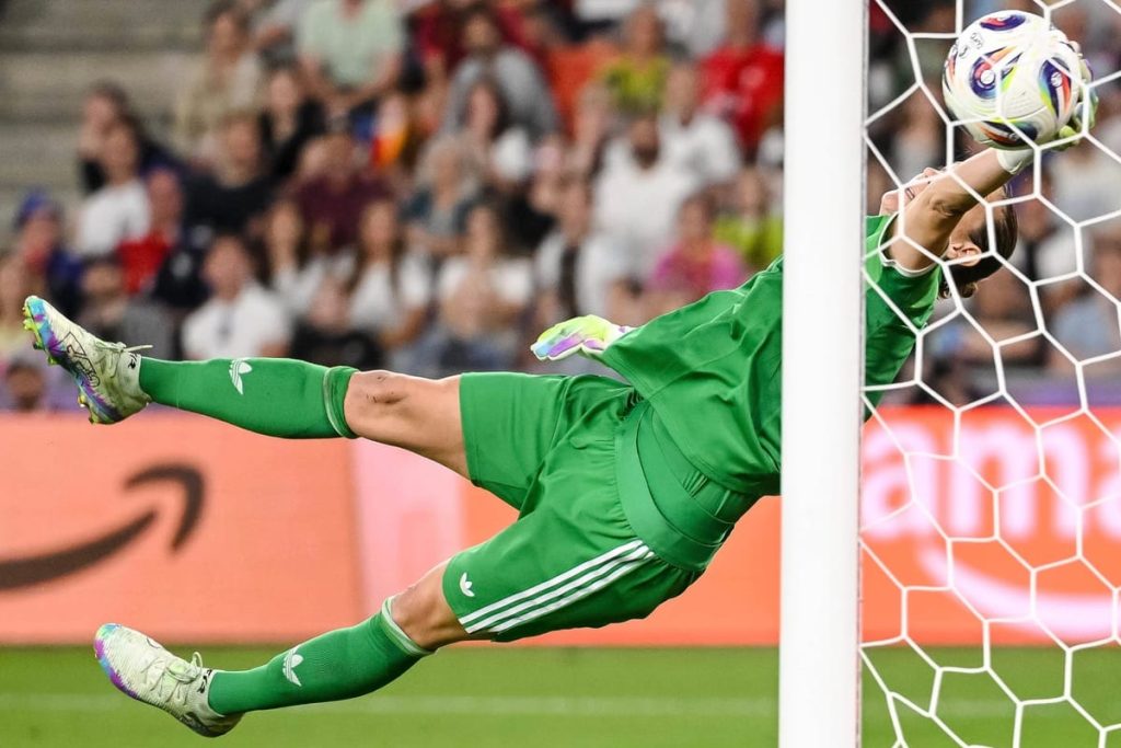 Ann-Katrin Berger’s goalkeeping heroics lift Germany past France